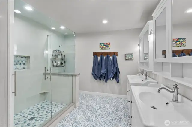 Fully updated primary bath w/ custom tile work for a stylish, high-end finish