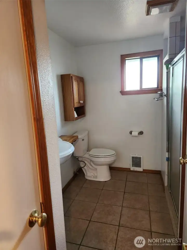 3/4 bath with tile shower