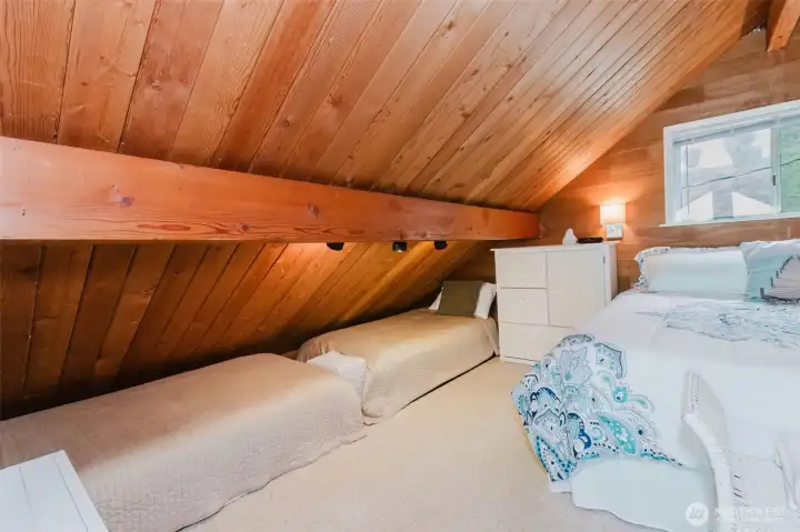 Side cubbies for extra beds