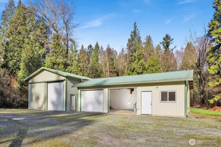 36'X24' 2 Bay Shop with auto lift.