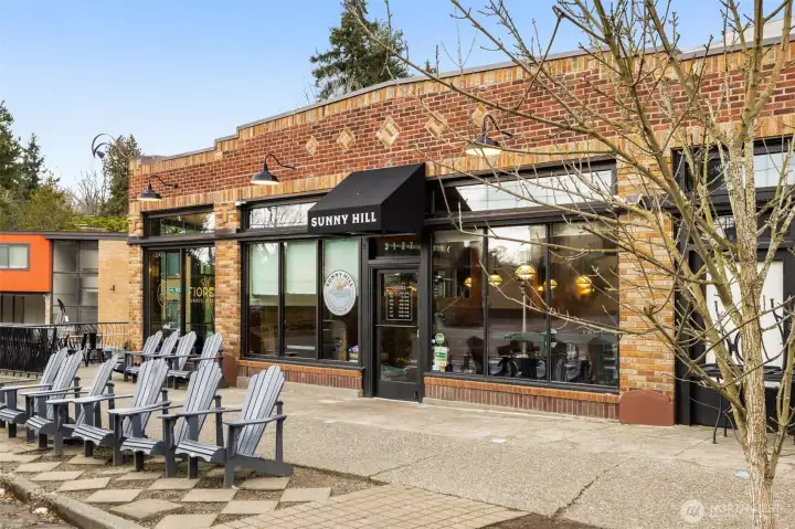 ust before the stairs leading to Golden Gardens, you will find a great coffee shop and pizza restaurant!