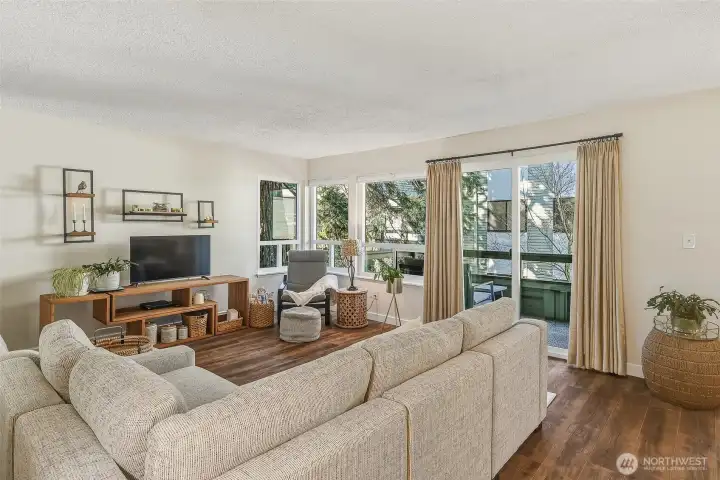 Welcome to Richmond Village. Updated interiors and a living room that connects to the balcony make this home inviting.