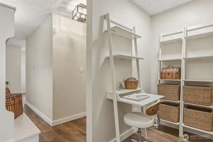 Bonusroom looking towards the front entrance hallway.