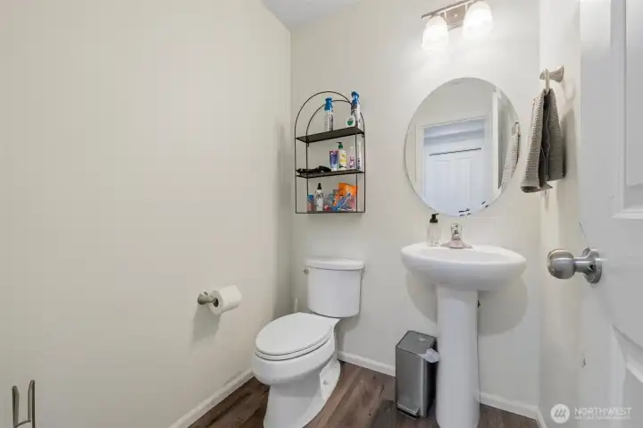 Main level 1/2 bath