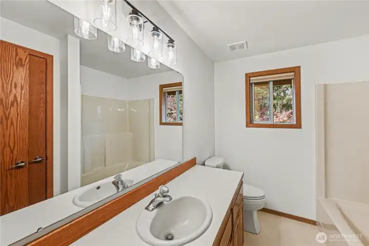 Upstairs full bathroom.