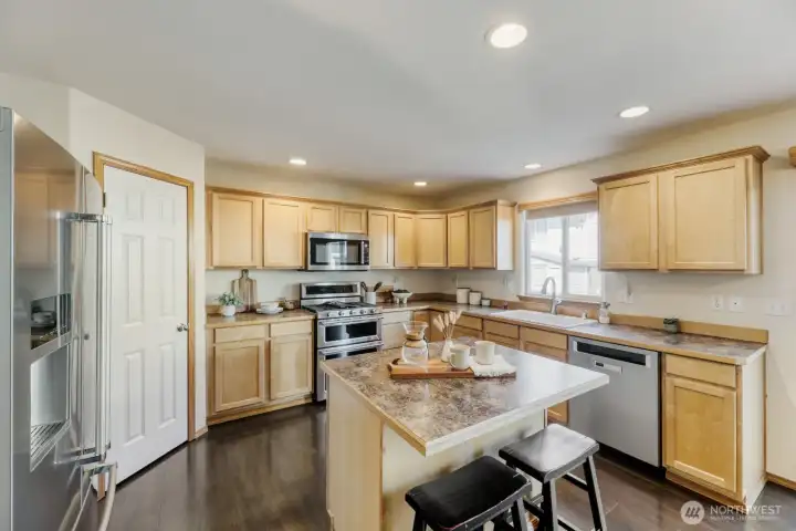 LOVELY MODERN KITCHEN W/ GAS STOVE & SERVING ISLAND.