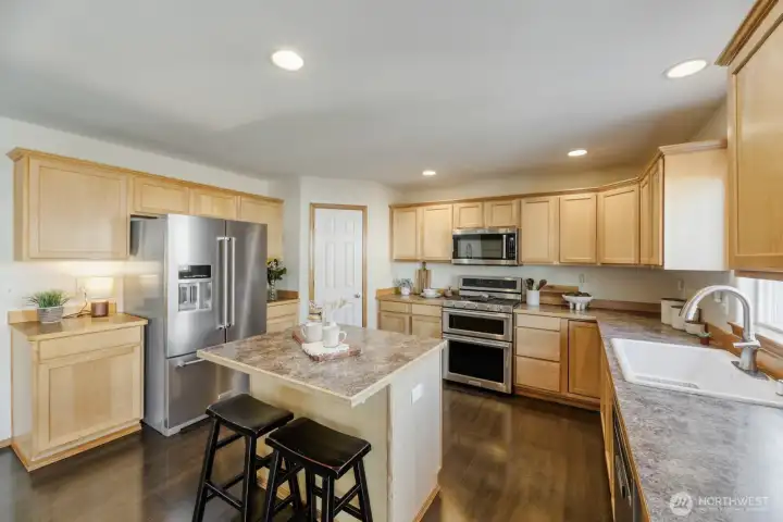MODERN AND ATTRACTIVE KITCHEN W/ PANTRY - ALL APPLIANCES COME WITH THE HOME!
