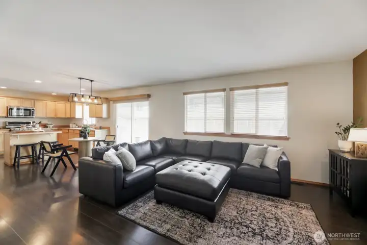 LARGE FAMILY ROOM WITH EASY ACCESS TO THE KITCHEN AND TO BACK PATIO.