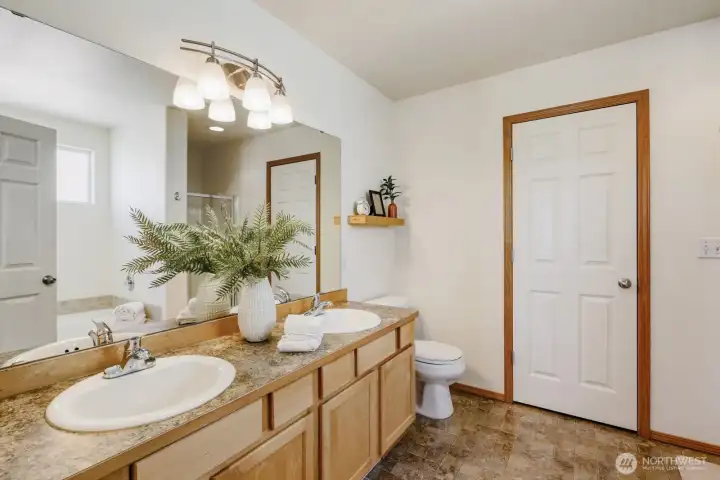 PRIVATE EN-SUITE PRIMARY BATHROOM W/ DUAL SINKS & WALK-IN CLOSET.