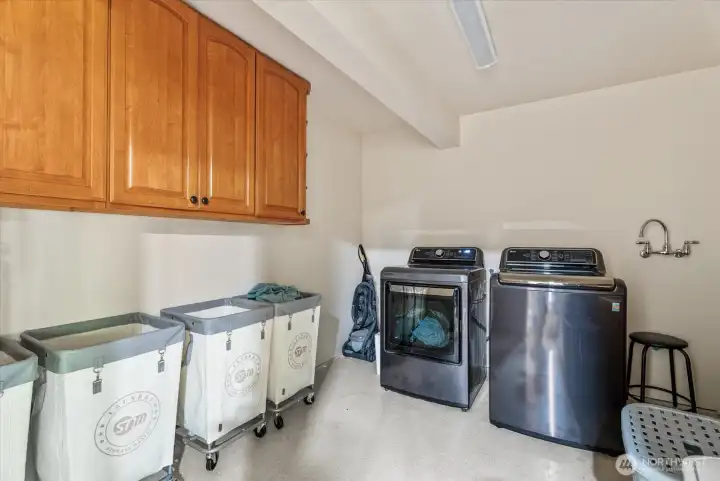 Large Laundry room! Large Laundry room!