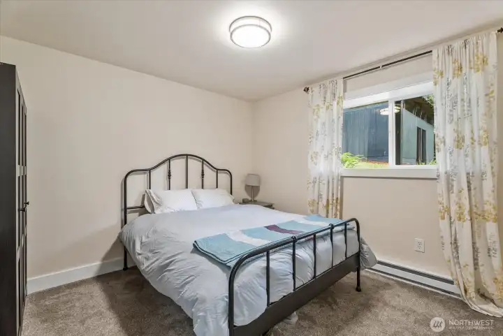 Room with no closet Room with no closet