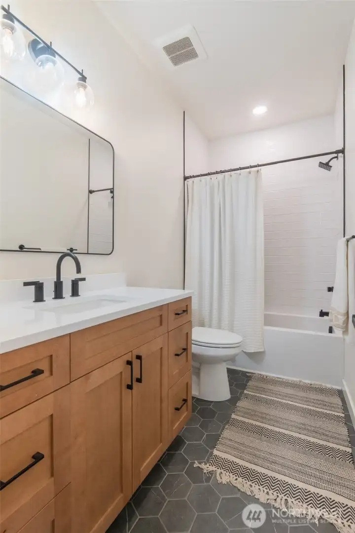 Full bath in Hallway