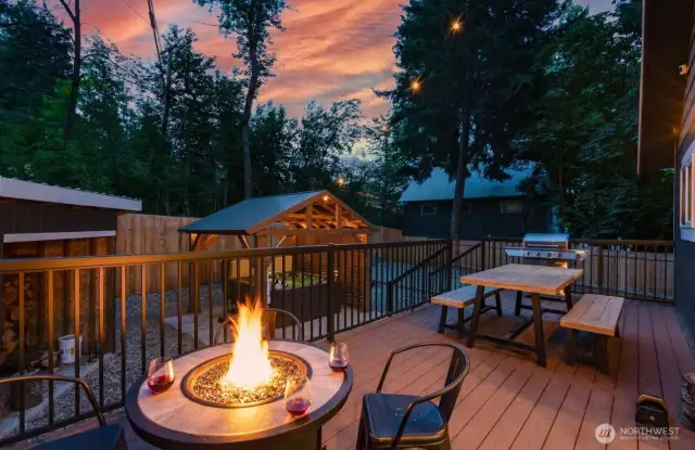 Great deck for evening dinners....