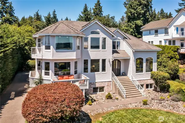 Stunning Home with incredible Puget Sound & Mount Rainier Views. Just move in and enjoy!