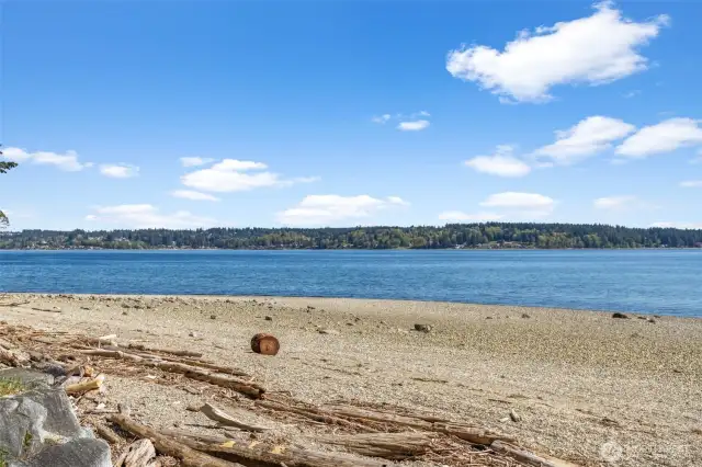 Sunny community beach. The sellers are leaving the kayaks for the buyers. Just drop it & go!