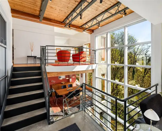 Let's head back up stairs & check out the primary bedroom!
