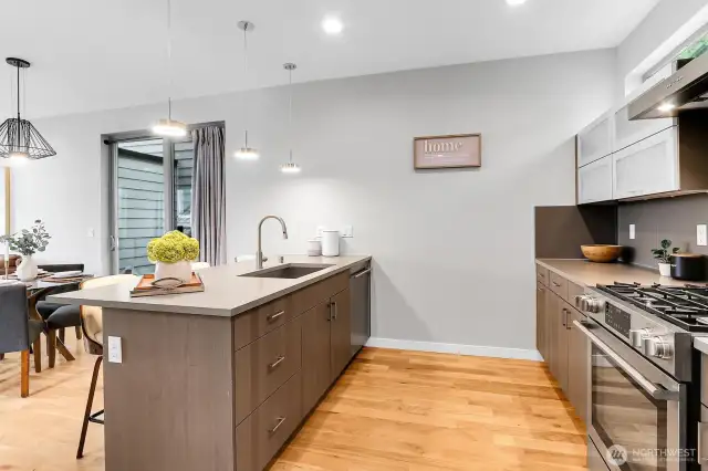 Another full view of the kitchen