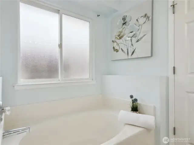 Simple and fresh bathroom space