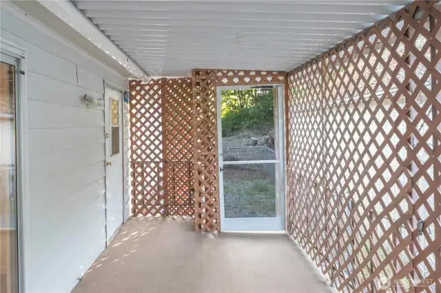 Private porch or catio off family rm