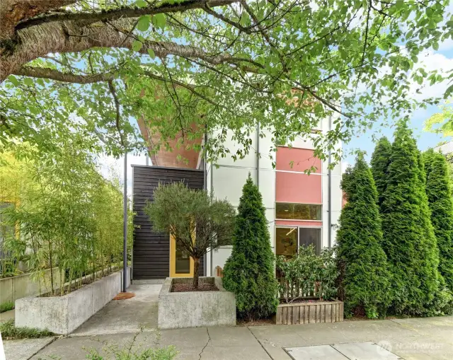 Front of this gorgous single family home!