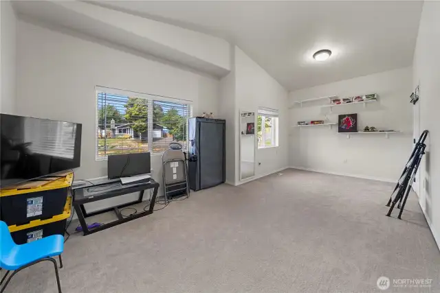 Light & airy bonus room