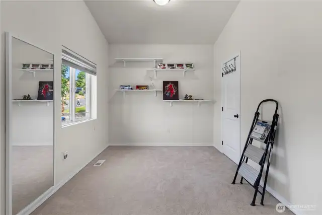 Light & airy bonus room