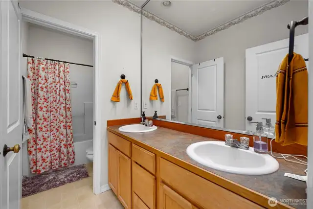 Primary en-suite bath