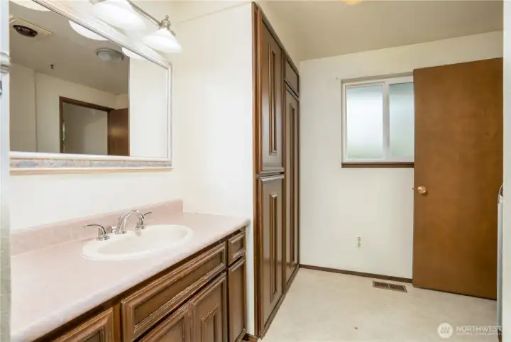 Continental/main bathroom.