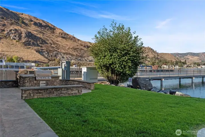 The BBQ area is available to slip owners, too.