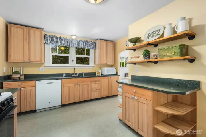 Whether you prefer to cook alone or with a group, this chef's dream will work for you!