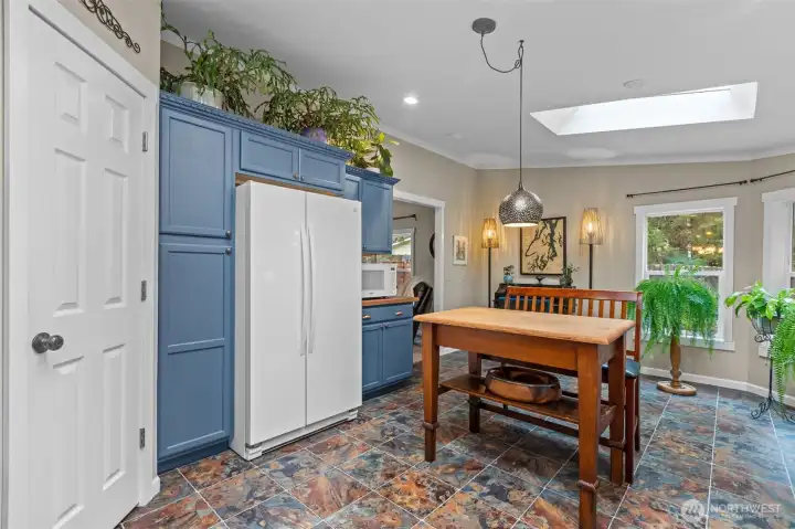 Walk in Pantry in kitchen + plenty of extra storage