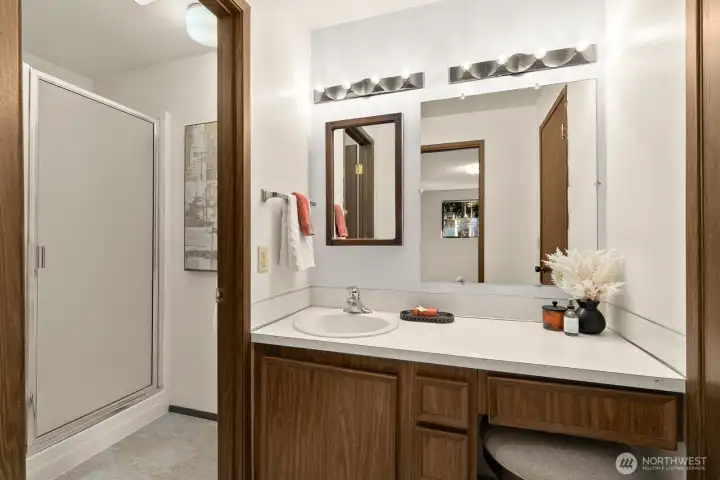 Ensuite offers separate toilet / shower room. To right is walk-in closet.