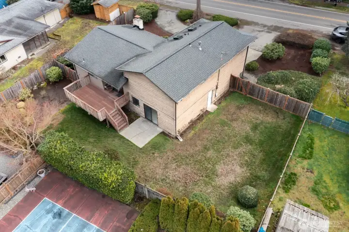 Private, fully fenced yard with many mature rose bushes!