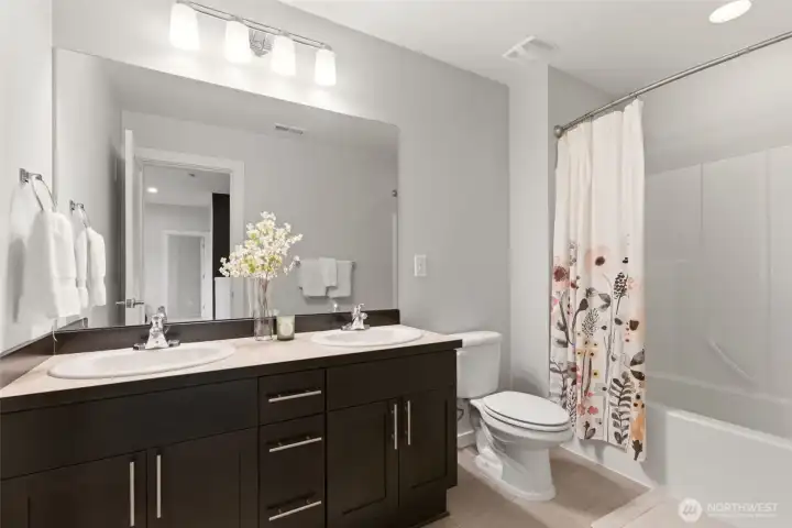 Guest bath with dual sinks