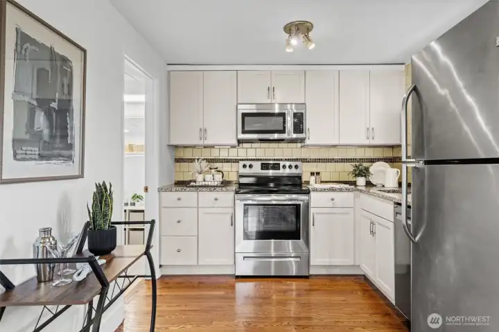 Chef's Kitchen featuring tile backsplash & SS appliances