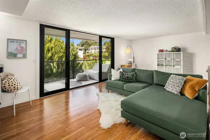 Spanned by dual sliders, the living area enjoys maximum natural light.