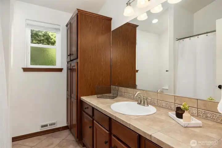 Guest Bathroom - Upstairs