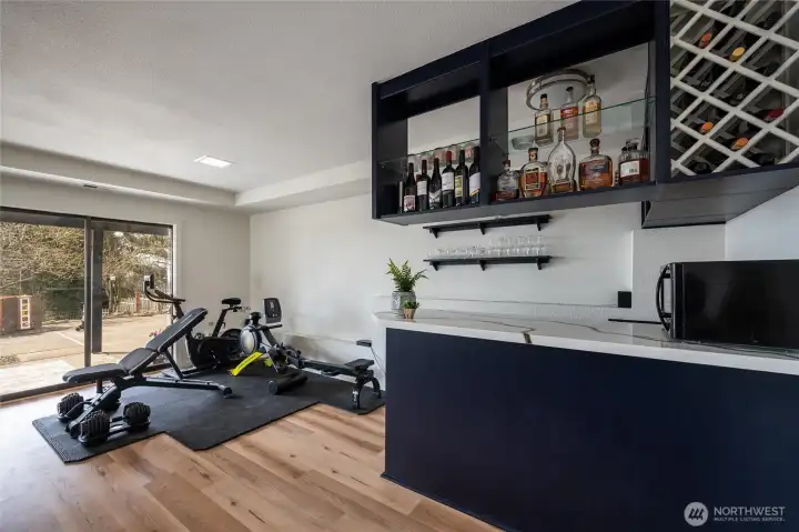 features a wet bar features a wet bar