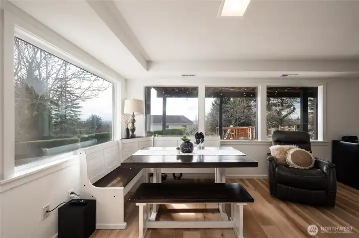 Additional dining space for added convenience. Additional dining space for added convenience.