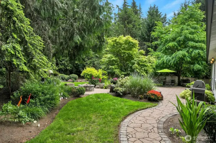 Lovely winding stone paths to the different areas.
