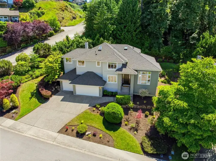 Convenience—just minutes from Bellevue, Seattle, and Sea-Tac Airport. Convenience—just minutes from Bellevue, Seattle, and Sea-Tac Airport.