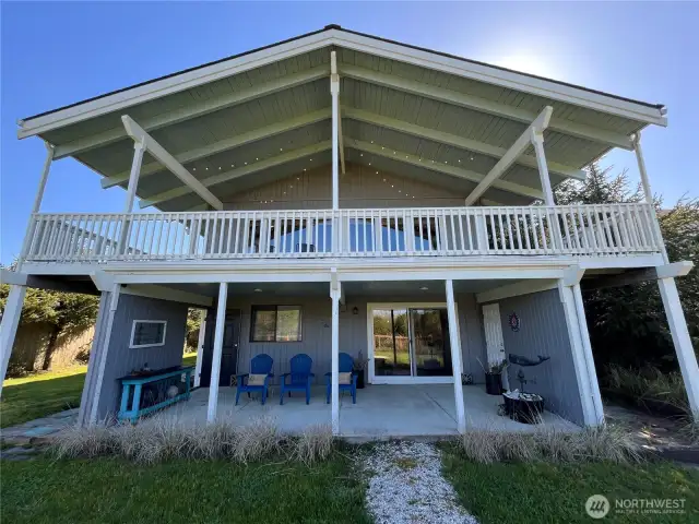 Vintage 1980's build, reverse living beachfront home.