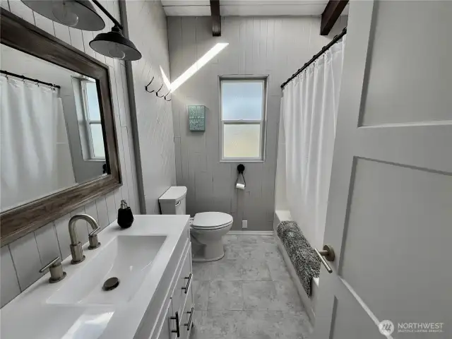 2nd Level full bath.