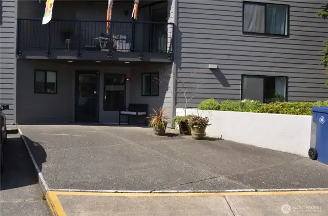 Esat side entry off the alley enters to mailboxes