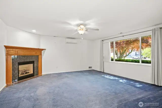 Main living room (unstaged)