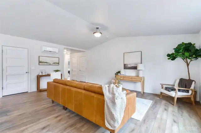 Photographs are for illustrative purposes only. Features, finishes, interior/exterior colors, landscaping and floorplan shown may vary from actual homes built.
