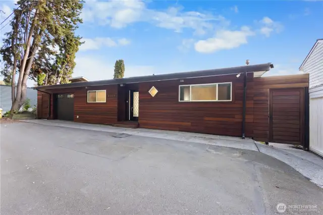Plenty of driveway parking for your guests + handy gate straight down to the waterfront for parties.