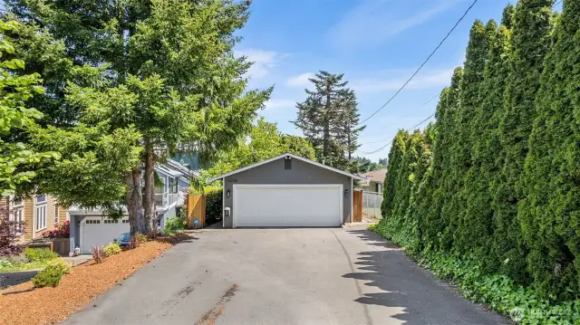 Large driveway to park multiple cars