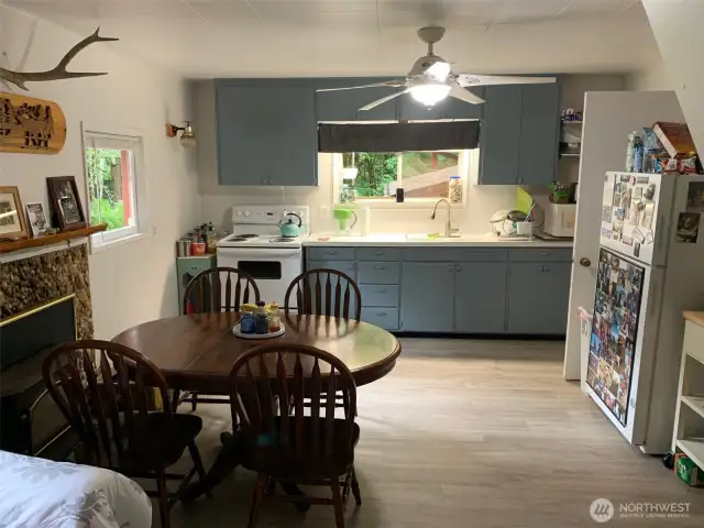 kitchen/dining area