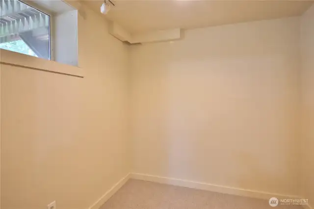 Large walk in area attached to flex space